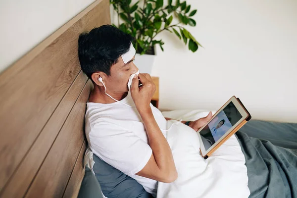 Enfermo Asiático Hombre Sonándose Nariz Escuchar Las Recomendaciones Médico Vídeo — Foto de Stock