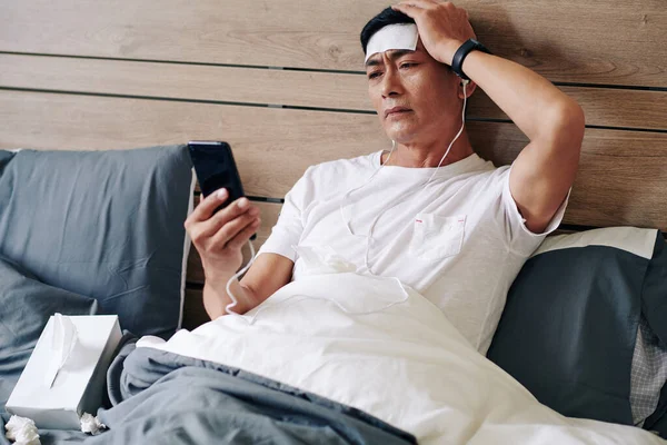Reifer Vietnamese Mit Fieber Und Starken Kopfschmerzen Liegt Bett Und — Stockfoto
