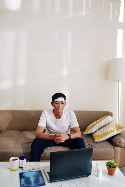 Hombre Vietnamita Mediana Edad Con Parche Fiebre Refrescante Frente Video — Foto de Stock