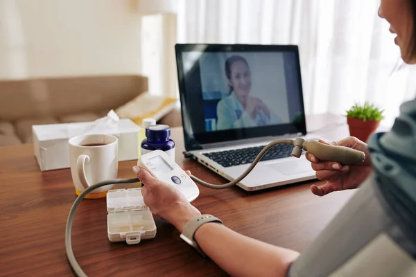 Woman Measuring Her Blood Pressure Electronic Tonometer Home Control Virtual — Stock Photo, Image