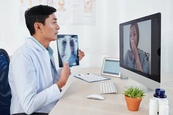 Experienced Doctor Having Video Call Patient Showing Her Chest Ray — Stock Photo, Image