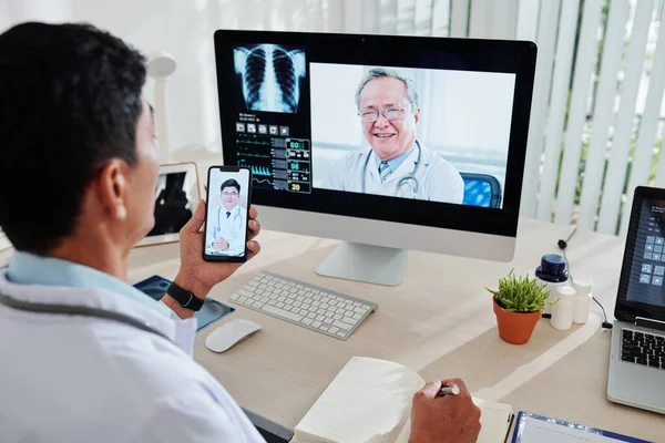 Mature Vietnamese Doctor Video Calling His Two Colleagues Discussing Difficult — Stock Photo, Image