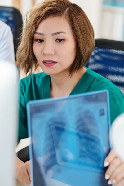 Młody Azjatycki Pulmonolog Badający Prześwietlenie Płuc Pacjenta — Zdjęcie stockowe
