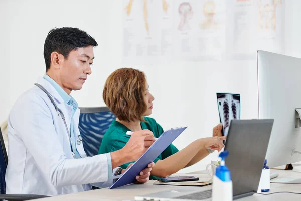 Radiologist General Practitioner Video Calling Pulmologist Get His Opinion Patients — Stock Photo, Image
