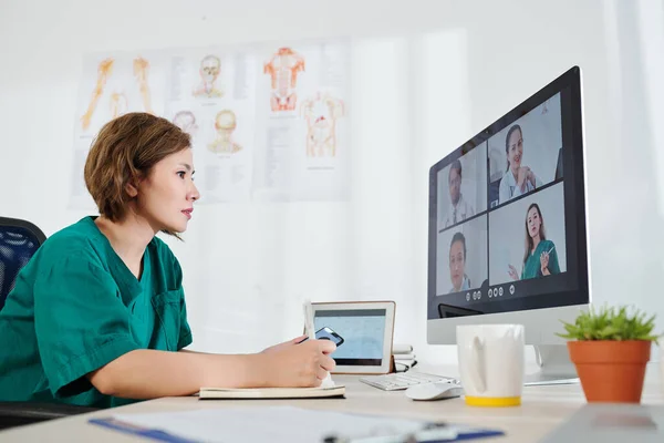 Trabalhador Médico Sério Tendo Reunião Online Com Colegas Discutindo Inovações — Fotografia de Stock