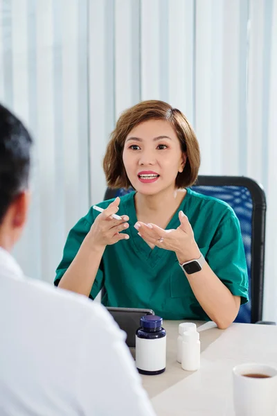 Emocional Médico Vietnamita Discutindo Com Seu Colega Reunião — Fotografia de Stock