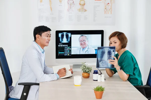 Medical Team Video Calling Experienced Oncologist Discuss Dark Spot Chest — Stock Photo, Image