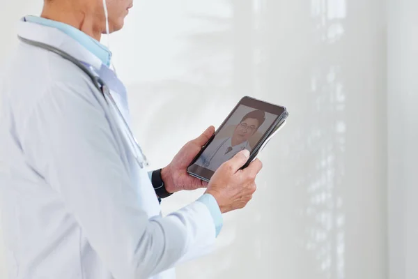 Przycięty Obraz Lekarza Wideo Dzwoniącego Kolegi Przez Tablet — Zdjęcie stockowe