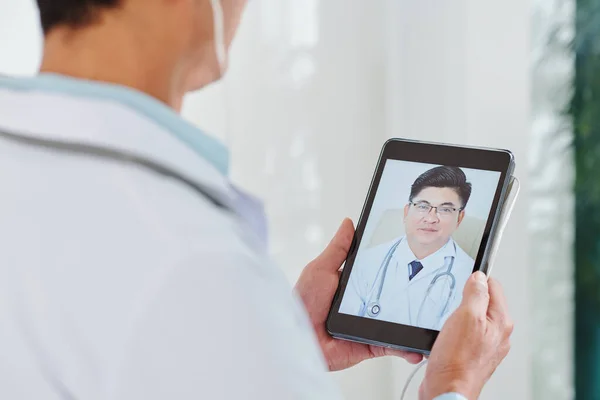 Mature Experienced General Practitioner Screen Tablet Computer Hands Doctor — Stock Photo, Image