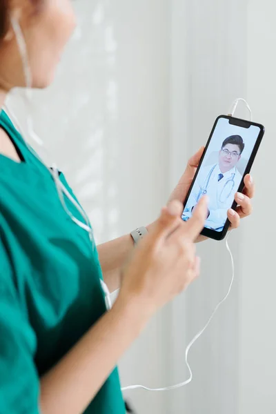 Female Doctor Using Application Tablet Computer Video Call Her Coworker — Stock Photo, Image