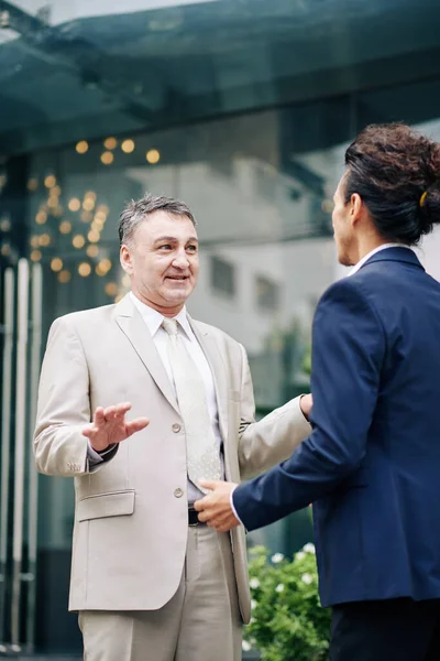 Hombre Negocios Colega Pie Fuera Del Edificio Oficinas Discutir Las — Foto de Stock