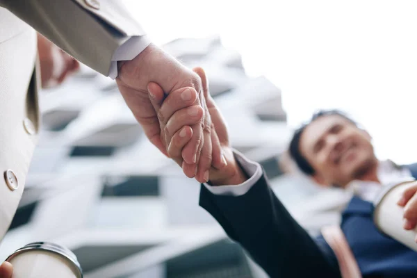 Nahaufnahme Von Geschäftspartnern Beim Händeschütteln Nach Einem Erfolgreichen Meeting — Stockfoto