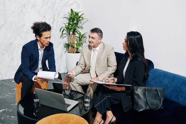 Gruppe Von Geschäftsleuten Diskutiert Bericht Oder Vereinbarung Bei Treffen — Stockfoto