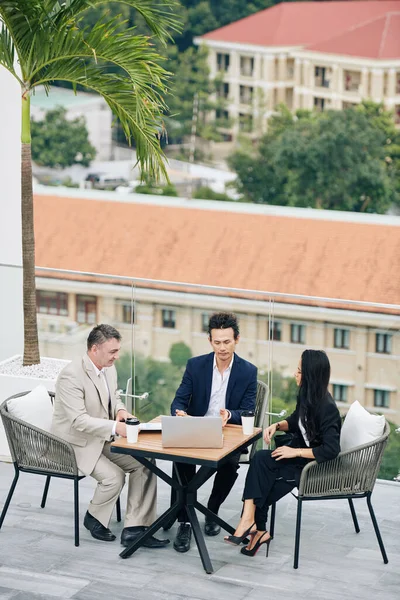 Business Team Che Riunisce Tavola Sul Tetto Dell Edificio Uffici — Foto Stock