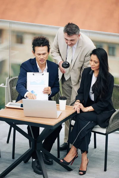 Equipo Negocios Multiétnicos Discutiendo Información Sobre Pantalla Del Portátil Reunión — Foto de Stock