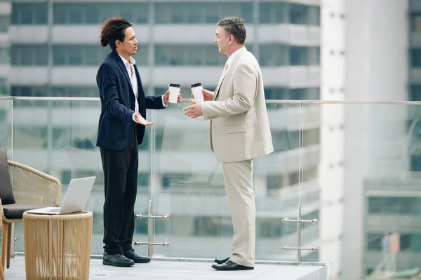 Gente Negocios Emocionales Con Taza Tomar Café Pie Azotea Discutir —  Fotos de Stock