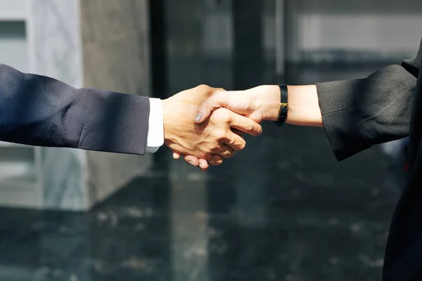 集会後の握手をする実業家 実業家のクローズアップ — ストック写真