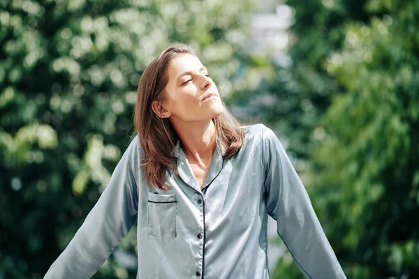 Portret Van Een Jonge Mooie Vrouw Zijden Pyjama Het Balkon — Stockfoto