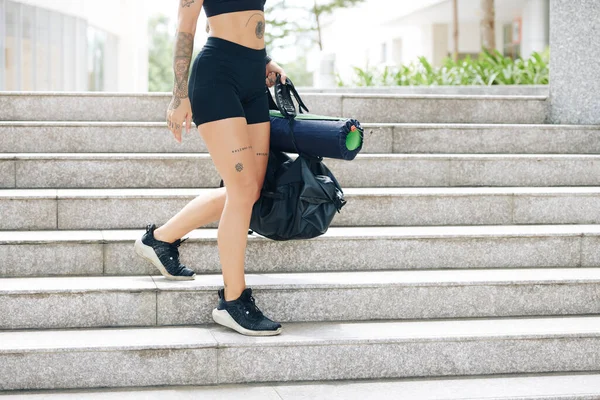 Imagen Recortada Mujer Joven Forma Pantalones Cortos Sujetador Deportivo Que — Foto de Stock