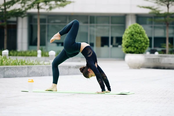Jonge Mooie Fit Vrouw Doet Een Been Brug Pose Yoga — Stockfoto