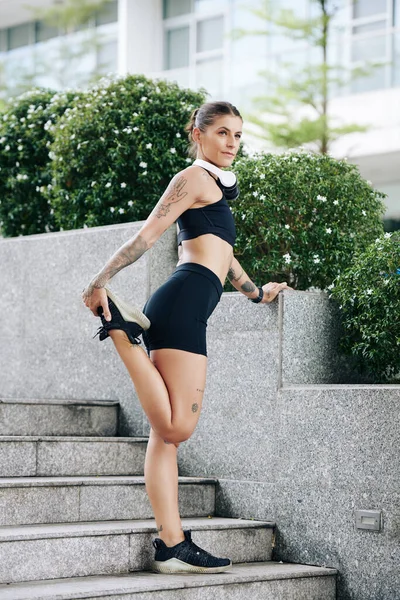 Muito Apto Jovem Mulher Alongamento Pernas Depois Correr Parte Manhã — Fotografia de Stock