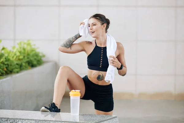 Mujer Joven Forma Sonriente Parte Superior Pantalones Cortos Limpiando Sudor — Foto de Stock