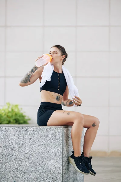 Hermosa Mujer Joven Forma Descansando Parapeto Beber Agua Dulce Después — Foto de Stock