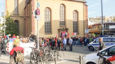 Frankfurt, Almanya - Ekim 20,2018: birçok ilkeleri Hauptwache yakınındaki kalabalık kütlesi üzerinde izliyor. Mafya, araya.