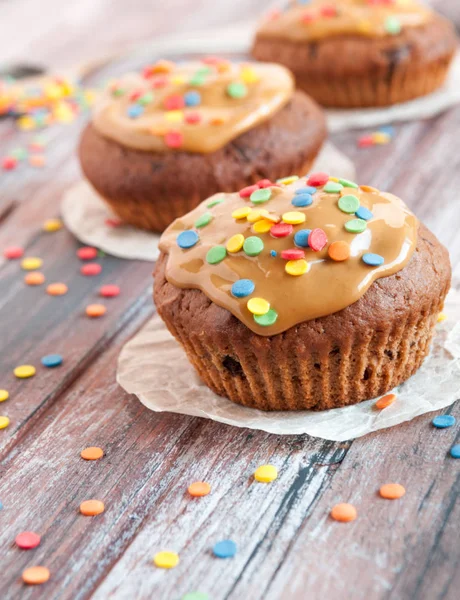 Muffins Chocolate Com Caramelo Batidas Multicoloridas Geometria Fundo Madeira Borrado — Fotografia de Stock