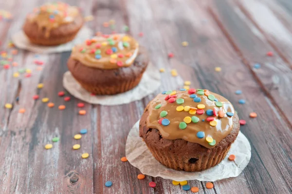 Choklad Muffins Med Kola Och Flerfärgad Tapping Geometri Trä Bakgrund — Stockfoto