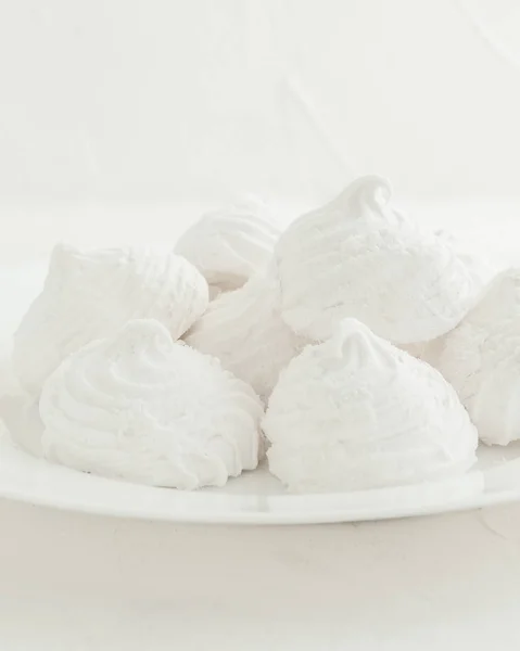 Delicado Branco Marshmallows Frutas Fundo Branco Uma Placa Branca Isolado — Fotografia de Stock