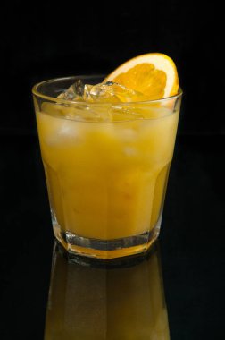 Portakal suyu cam. Yansıma. Koyu arka plan. İzole.