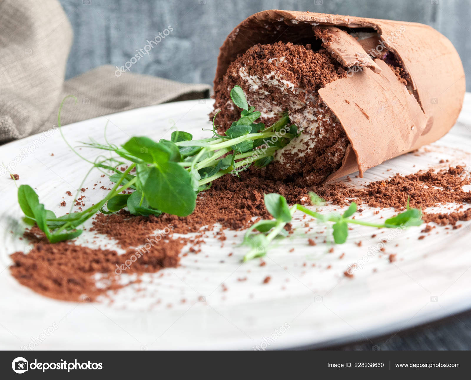 Un Dessert Extravagant Chocolat Au Lait Belge Broken Flower Combine Avec Gateau Eponge Vinaigrette Aux Myrtilles Creme Au Beurre Et Chocolat Moulu Image Libre De Droit Par Kybos C Un Dessert Extravagant Chocolat Au Lait Belge Broken Flower Combine Avec Gateau Eponge Vinaigrette Aux Myrtilles Creme Au Beurre Et Chocolat Moulu Image Libre De Droit Par Kybos C