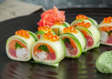 Rulo pirinç olmadan. Somon, ton balığı, kaplan karides, gevrek bir salatalık sarılı taze yeşil soğan somon havyar ile dekore edilmiş