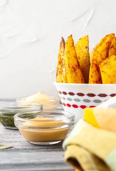 Patatas al estilo país al horno con hierbas en un tazón . —  Fotos de Stock