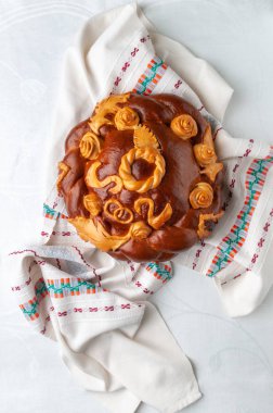 Geleneksel Rus düğün somunu. Flo ile süslenmiş yuvarlak şekil