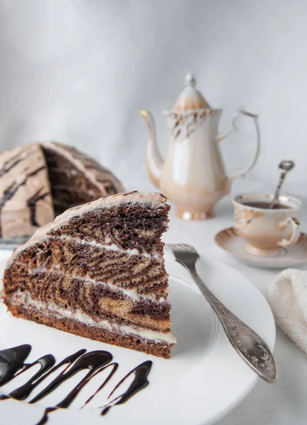 A slice of marble cake with cream. Garnished with icing and choc — Stock Photo, Image