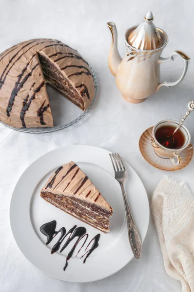 A slice of marble cake with cream. Garnished with icing and choc — Stock Photo, Image