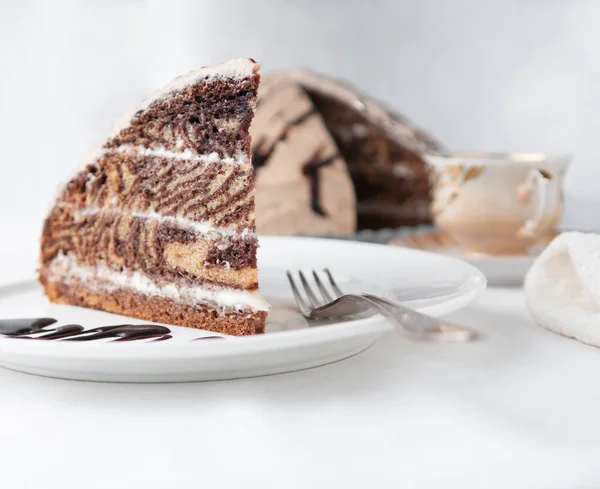 A slice of marble cake with cream. Garnished with icing and choc — Stock Photo, Image