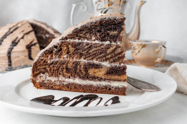 Una rebanada de pastel de mármol con crema. Adornado con glaseado y chocolate —  Fotos de Stock