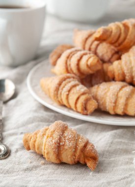 Ev yapımı yuvarlak kurabiye. Üzerine şeker serpilmiş. Bir nebze bile