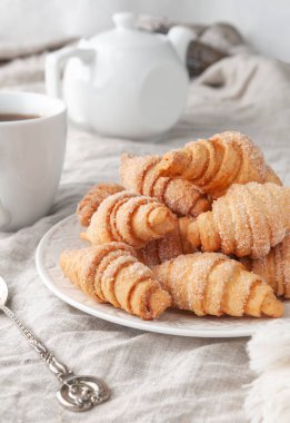 Ev yapımı yuvarlak kurabiye. Üzerine şeker serpilmiş. Bir nebze bile