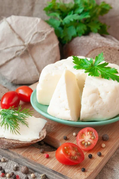 Sýr Adyghe Uřízl Trojúhelníkový Kousek Sýr Zeleném Talíři Ozdobená Tymiánem — Stock fotografie
