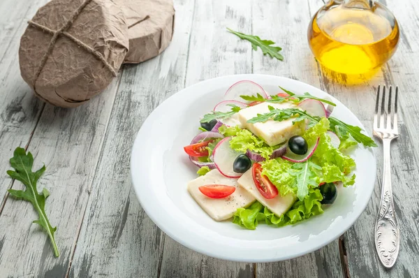 Salada Com Queijo Adyghe Rúcula Azeitonas Rabanetes Cebolas Vermelhas Tomates — Fotografia de Stock