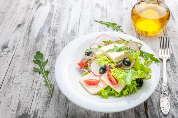 Salada Com Queijo Adyghe Rúcula Azeitonas Rabanetes Cebolas Vermelhas Tomates — Fotografia de Stock