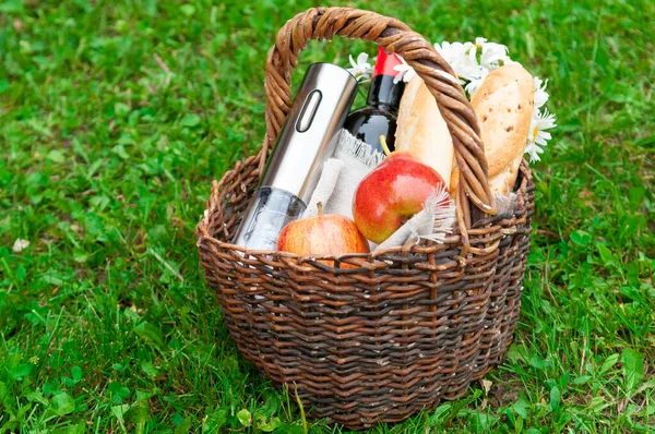 Elektrischer Korkenzieher Picknickkorb Korb Liegen Früchte Baguette Eine Flasche Wein — Stockfoto