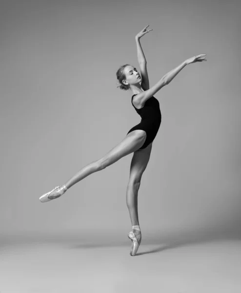 Ballerina Černém Leotardu Špičkách Bot Tančí Černobílá Fotografie — Stock fotografie