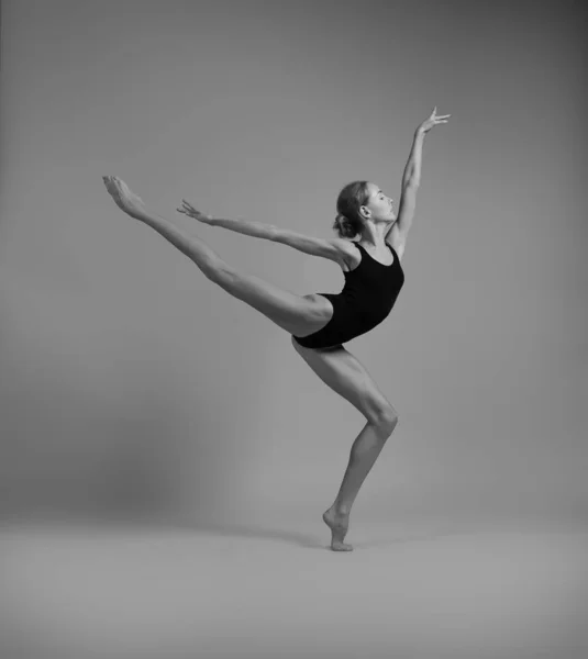 黒いレオタードダンスのバレリーナ 白黒写真 — ストック写真
