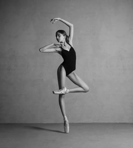 Балерина Черном Трико Пуантах Танцует Черно Белое Фото — стоковое фото