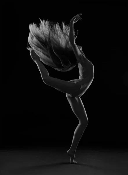 Beautifull Flexible Girl Long Hair Dancing Black White Photo — Stock Photo, Image